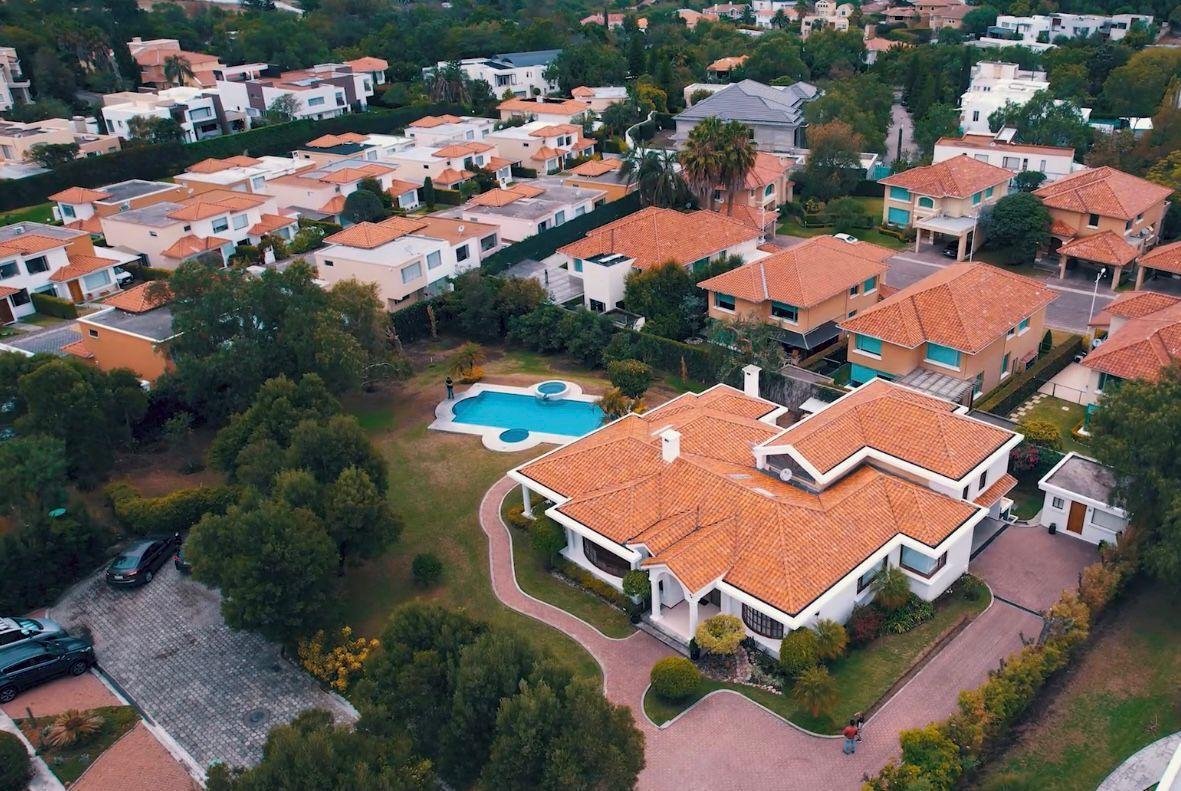 Casa en Venta 4 Habitaciones 7 Parqueaderos Cumbaya 2000 m² Terreno 420 m² Construcc Casa en Venta 4 Habitaciones 7 Parqueaderos Cumbaya 2000 m² Terreno 420 m² Construcc