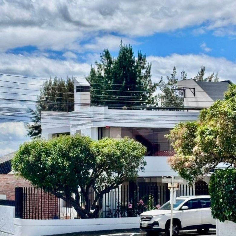 Casa en Renta Mas Una Suite Frente Al Condado Shopping 250 m&sup2; Construcción