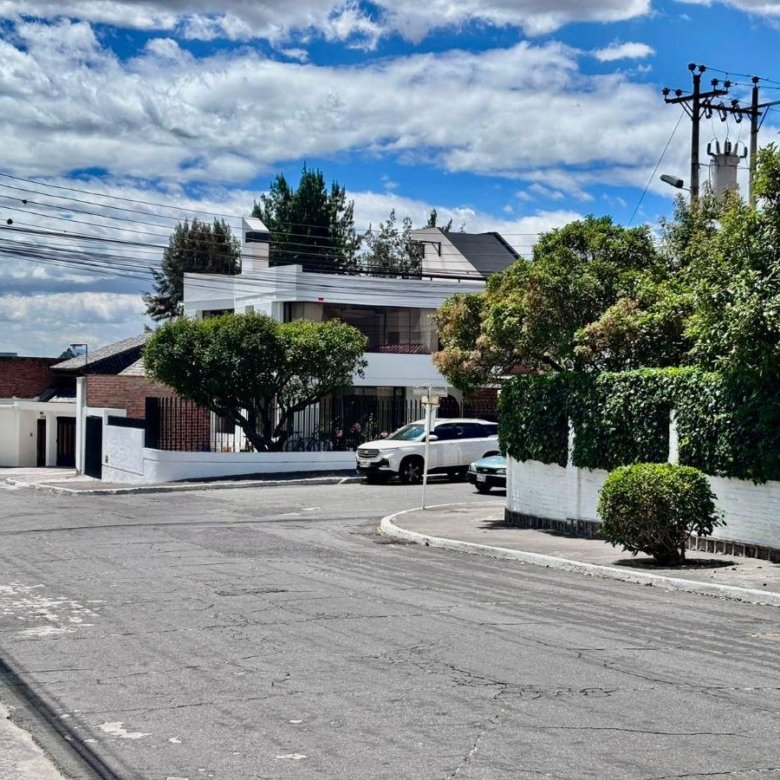 Casa en Renta Mas Una Suite Frente Al Condado Shopping 250 m&sup2; Construcción